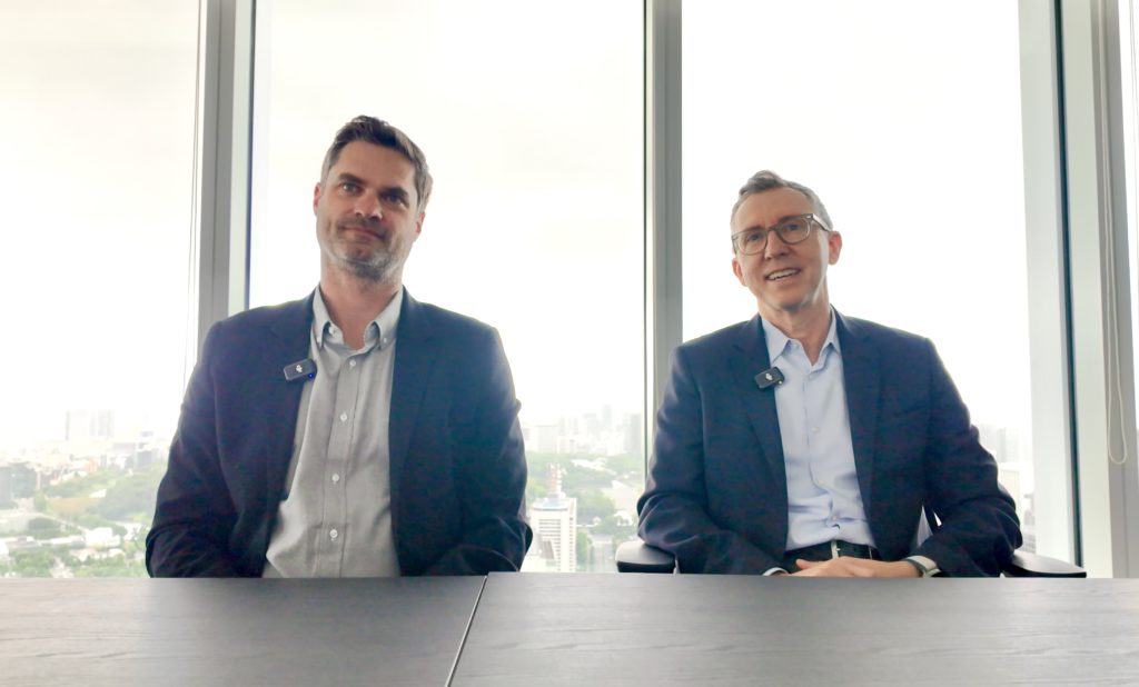 Amazon Music統括責任者のライアン・レディントン氏（左）と、Audible CEOのボブ・キャリガン氏（右）